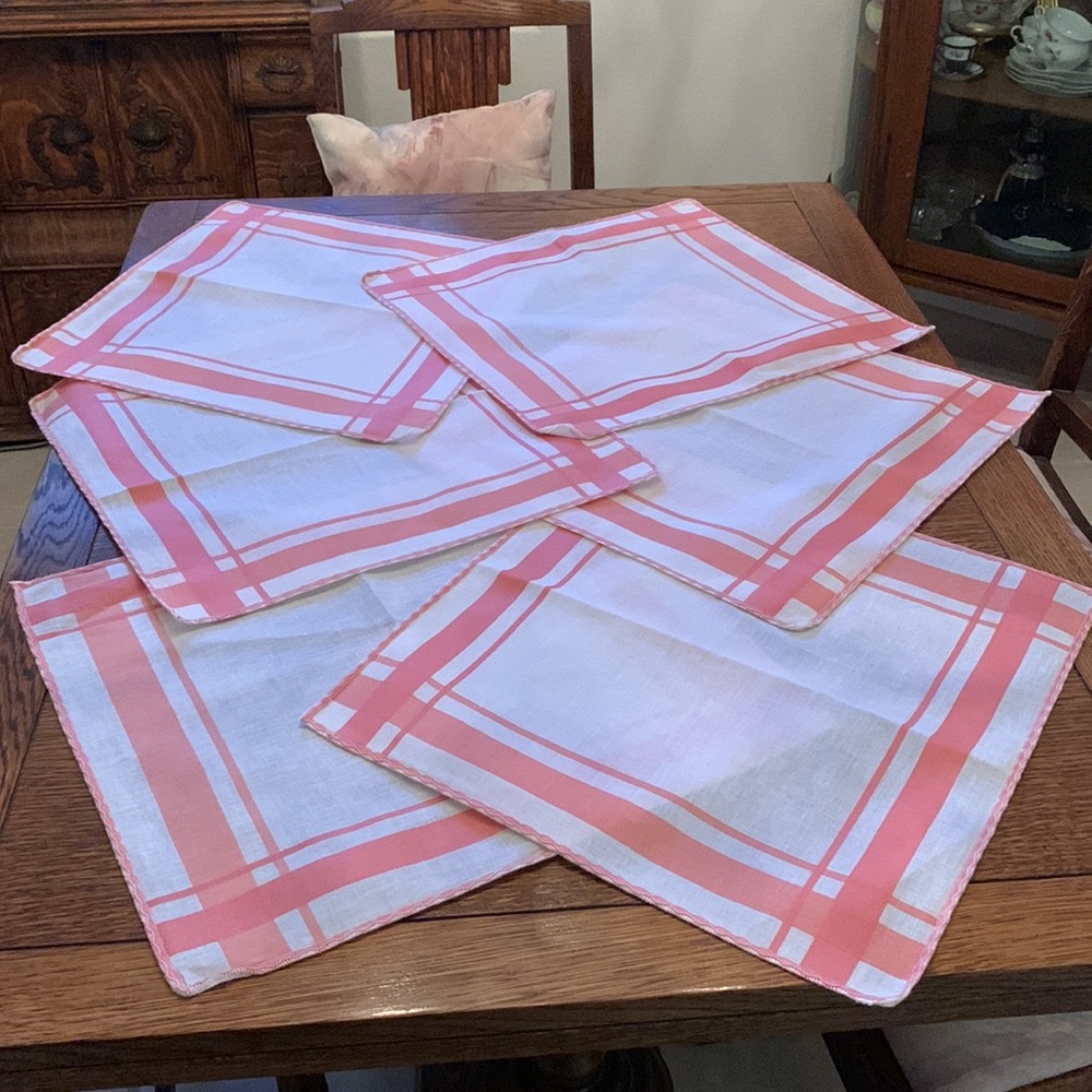 Vintage Tablecloth and Napkins Set - Picture 4 of 4